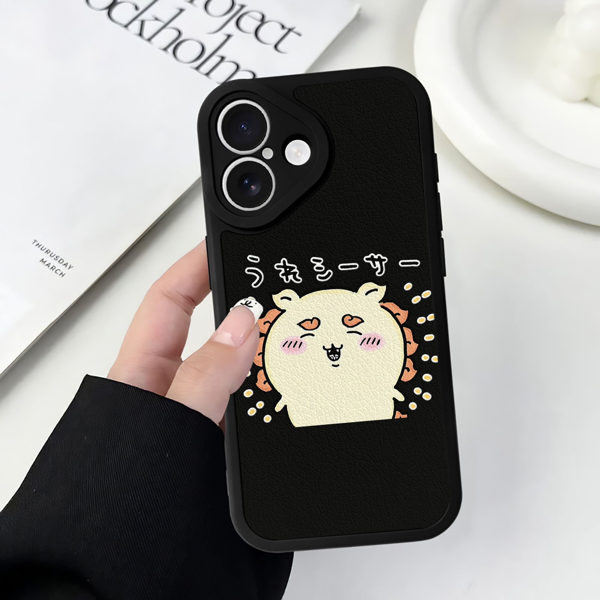 （画像用） ちいかわ シーサー Chii-kawa Shisa 【iPhone 16シリーズ対応】シリコンスマホケース（レザー調） 材質：シリコン